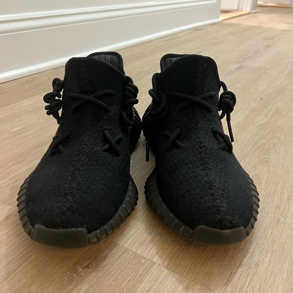9.5 Yeezys - Picture 3 of 4
